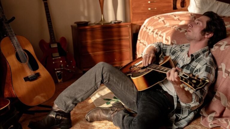 Dressing Jeremy Allen White in a Bruce Springsteen-Inspired Look