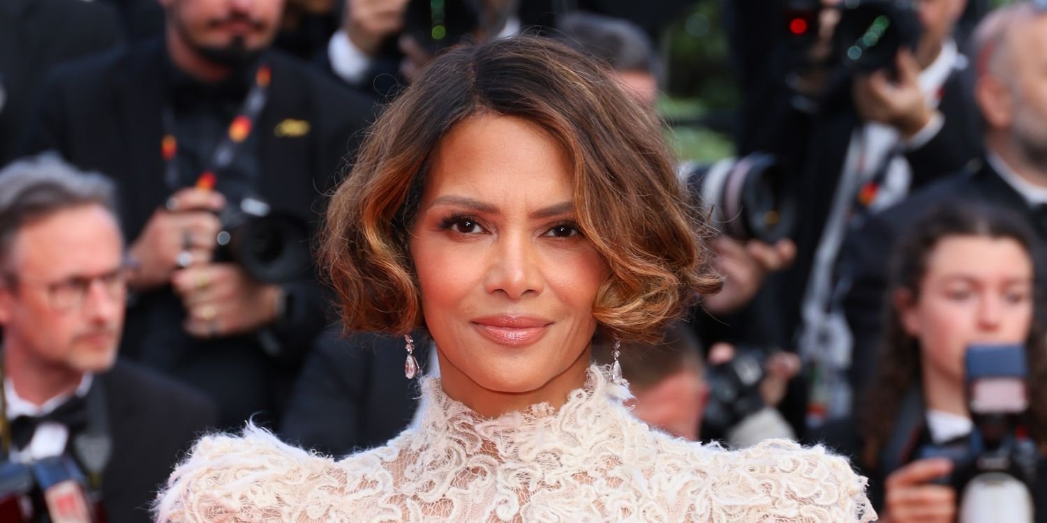 Halle Berry Goes Makeup-Free in a Stunning Lace Dress for a Cozy Thanksgiving Moment