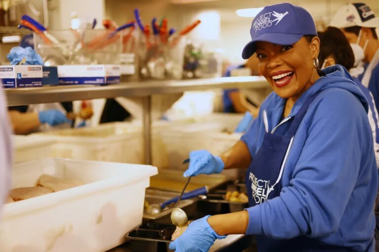 Stars Come Together to Serve Thanksgiving Meals for Critical Patients in Los Angeles with Project Angel Food