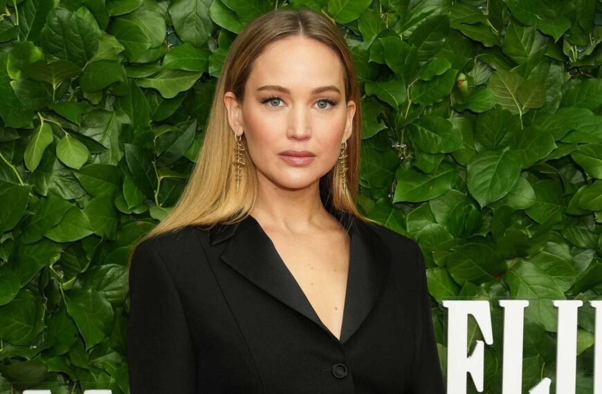 Jennifer Lawrence Shows Off Chic Fashion at the 2025 Gotham Awards in a Stylish Blazer and Slit Skirt