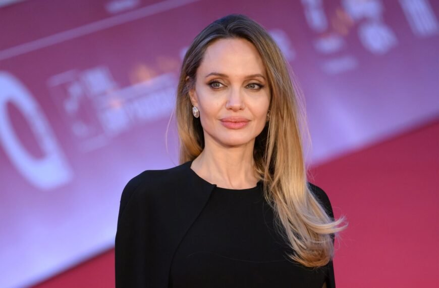 Angelina Jolie’s Stylish Tote Bag: How to Get Her Look for Your Next Vacation Starting at $27