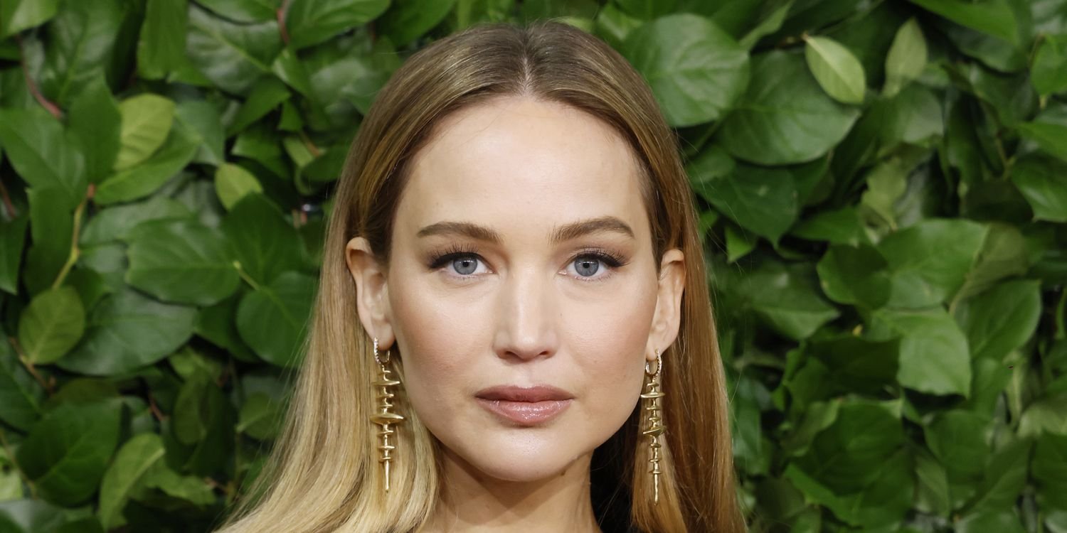 Jennifer Lawrence Enjoys a Cozy Date Night with Cooke Maroney in a Stylish Sweater