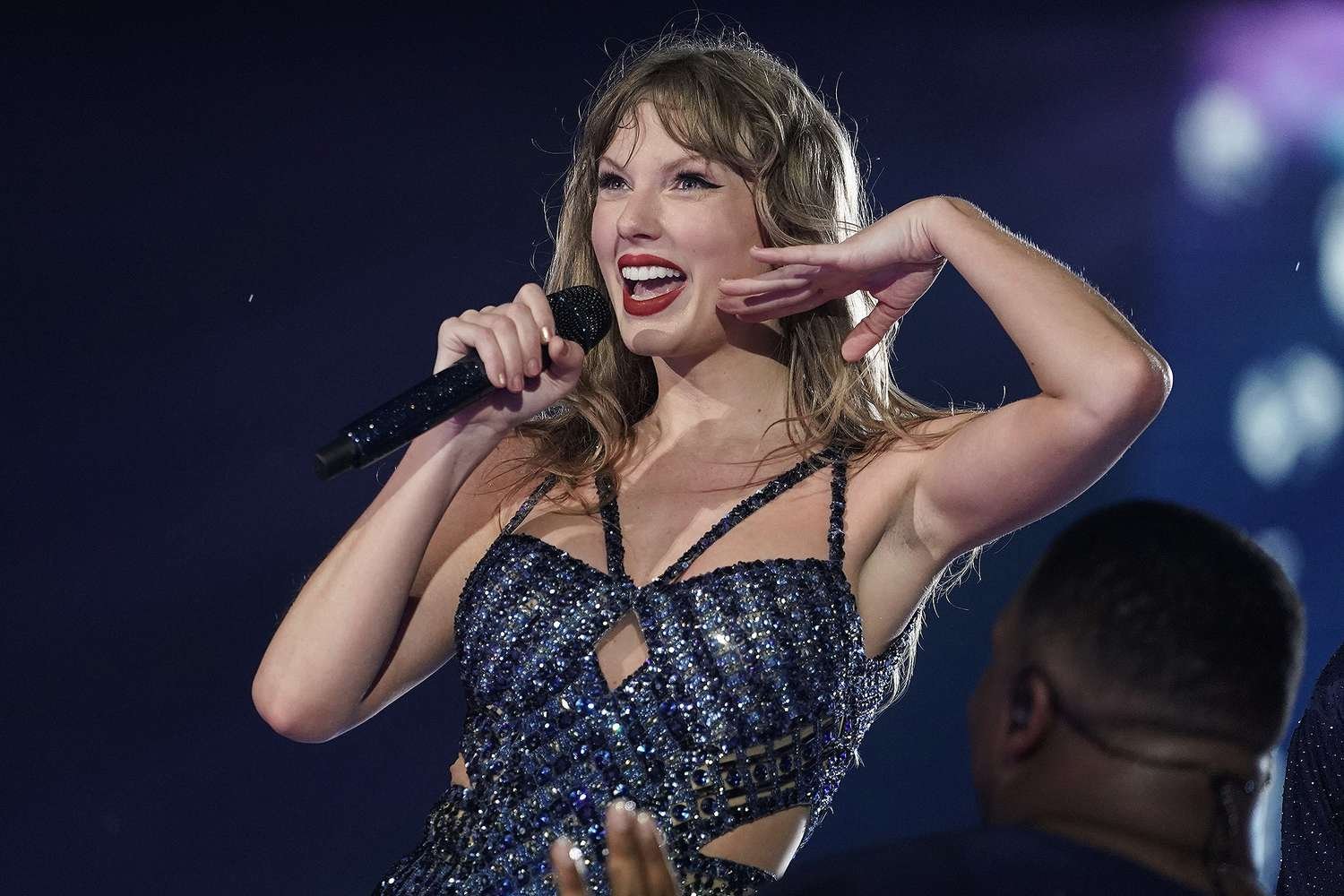 Taylor Swift Shares Heartfelt Handwritten Thank-You Notes for Her Eras Tour Crew