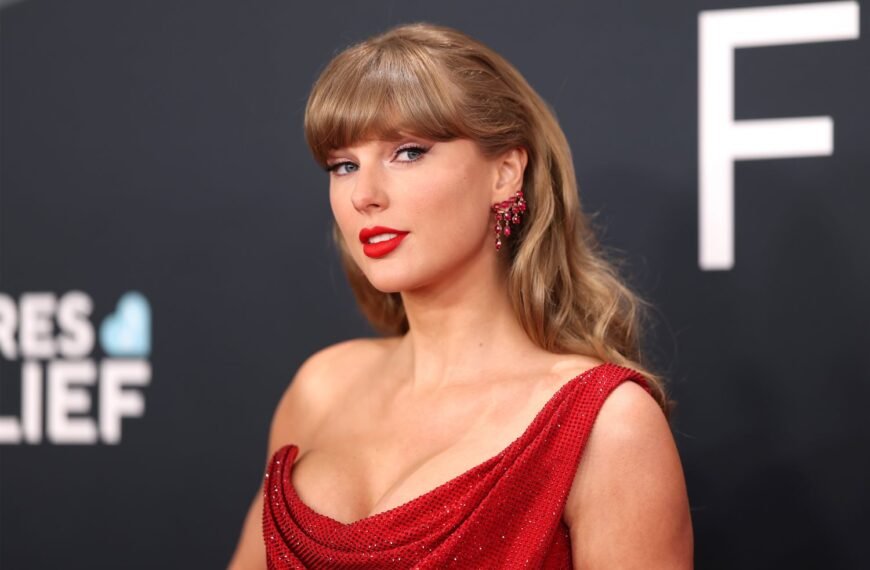 Taylor Swift Shows Why a Burgundy Velvet Dress Is a Timeless Holiday Favorite—Find Styles Inspired by Her Outfit
