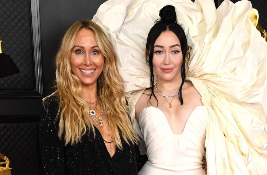 Noah Cyrus and Mom Tish Share a Heartfelt Christmas Eve Dinner with a Homeless Man