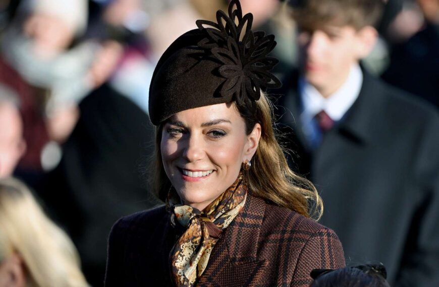 Kate Middleton Shines with Her Charming Christmas Style at the Royal Family's Holiday Event