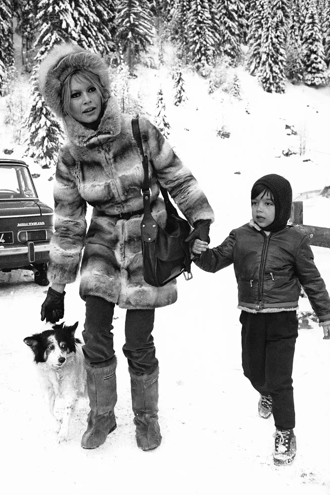 L'actrice Brigitte Bardot avec son fils Nicolas aux sports d'hiver, circa 1960 en France.