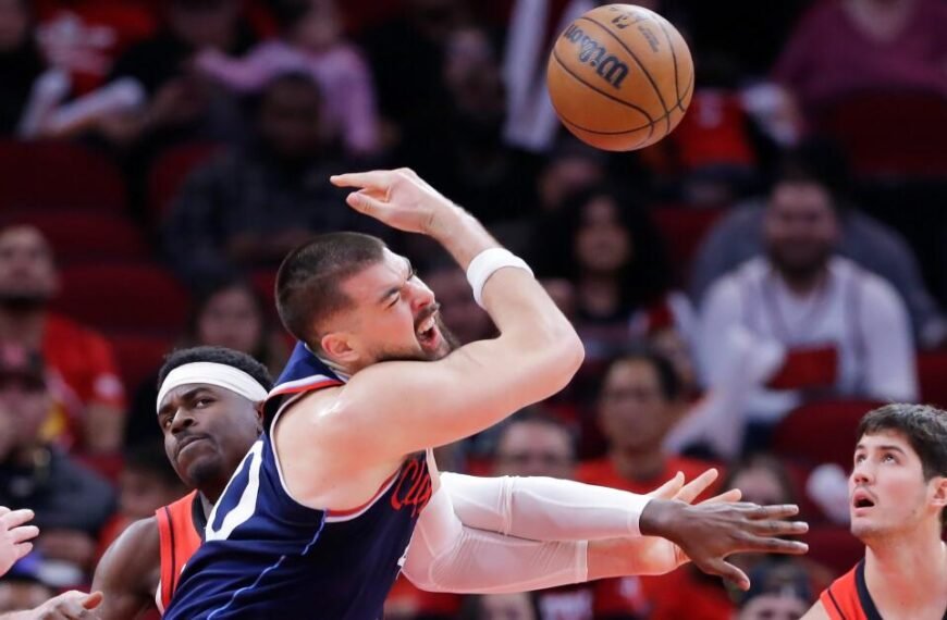 Clippers Fall Short Against Rockets Despite Late Opportunities