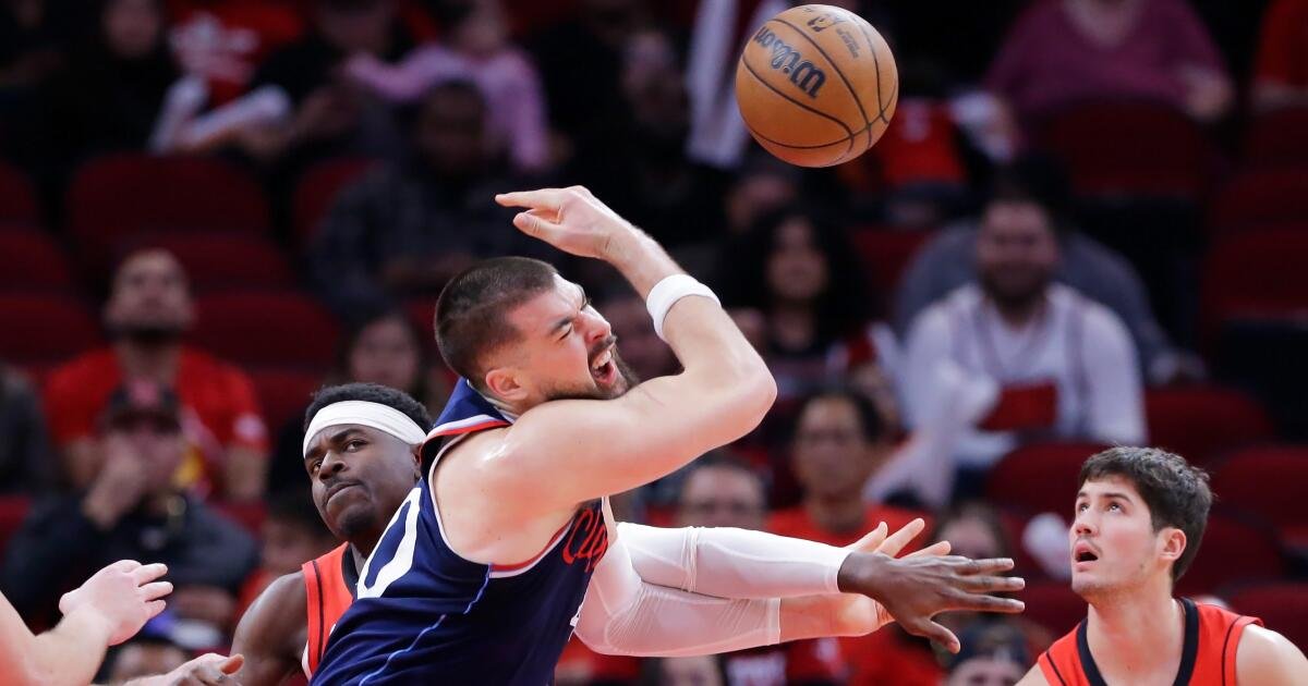 Clippers Fall Short Against Rockets Despite Late Opportunities