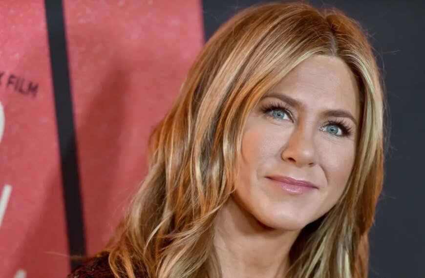 Jennifer Aniston's Go-To Pink Lipstick is Available Again on Amazon