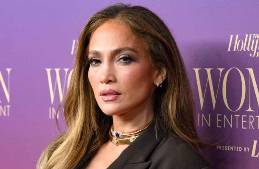 Jennifer Lopez Combines Cozy Pajamas with a Trendy Hairstyle in Heartwarming Christmas Photos with Family