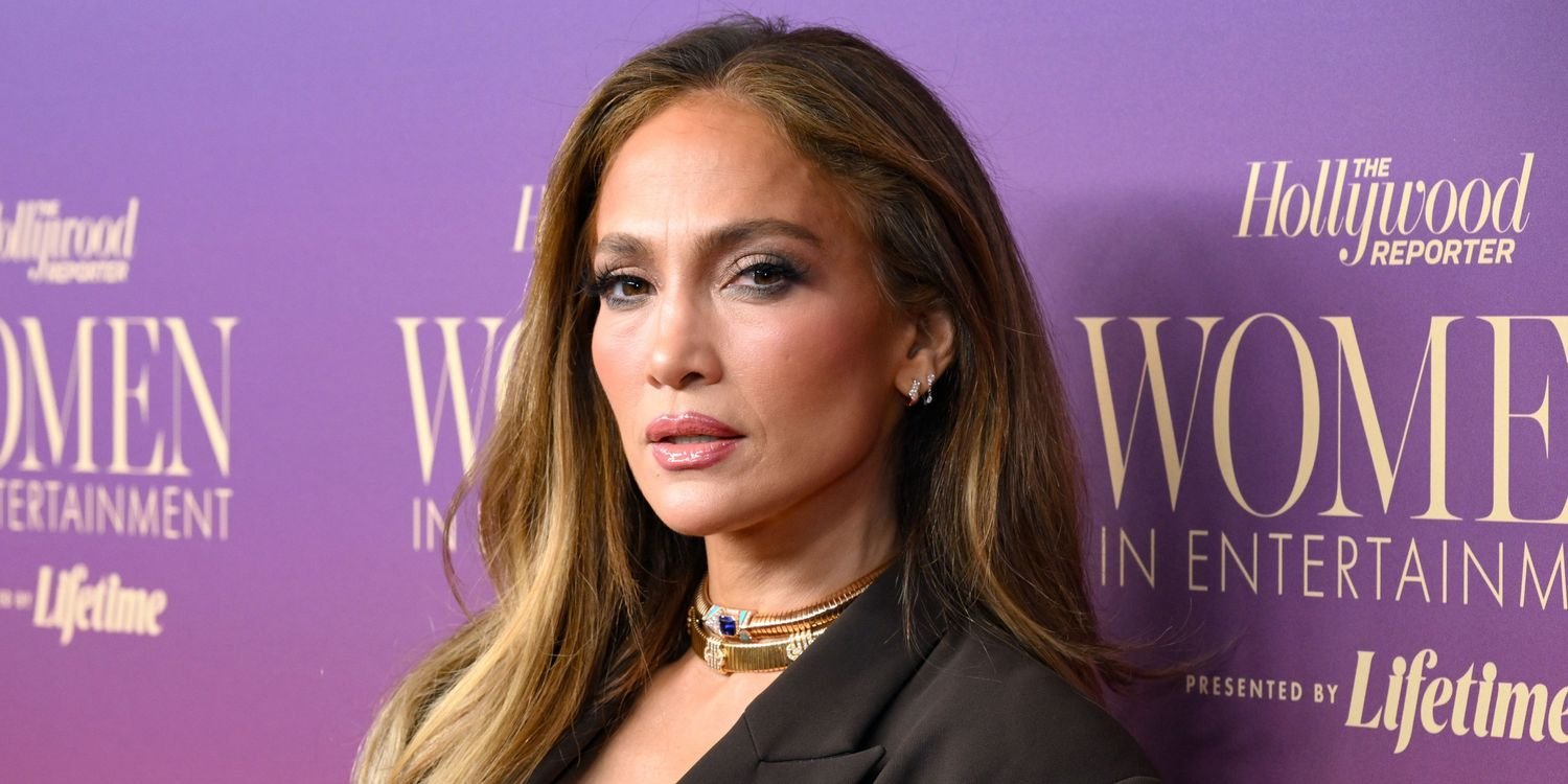 Jennifer Lopez Combines Cozy Pajamas with a Trendy Hairstyle in Heartwarming Christmas Photos with Family