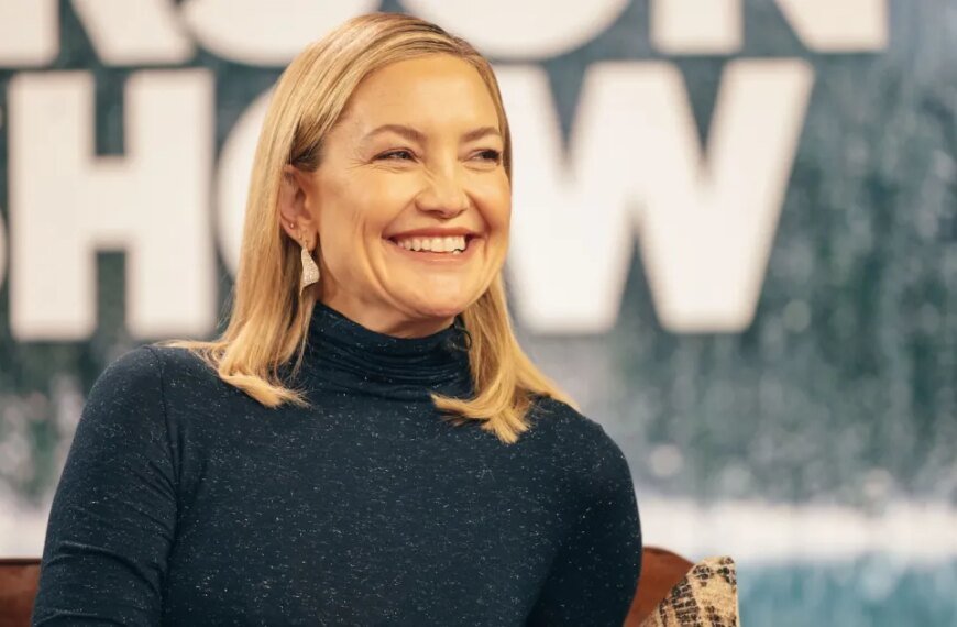 Kate Hudson's Casual Chic Black Bag for a Stroll Through Paris