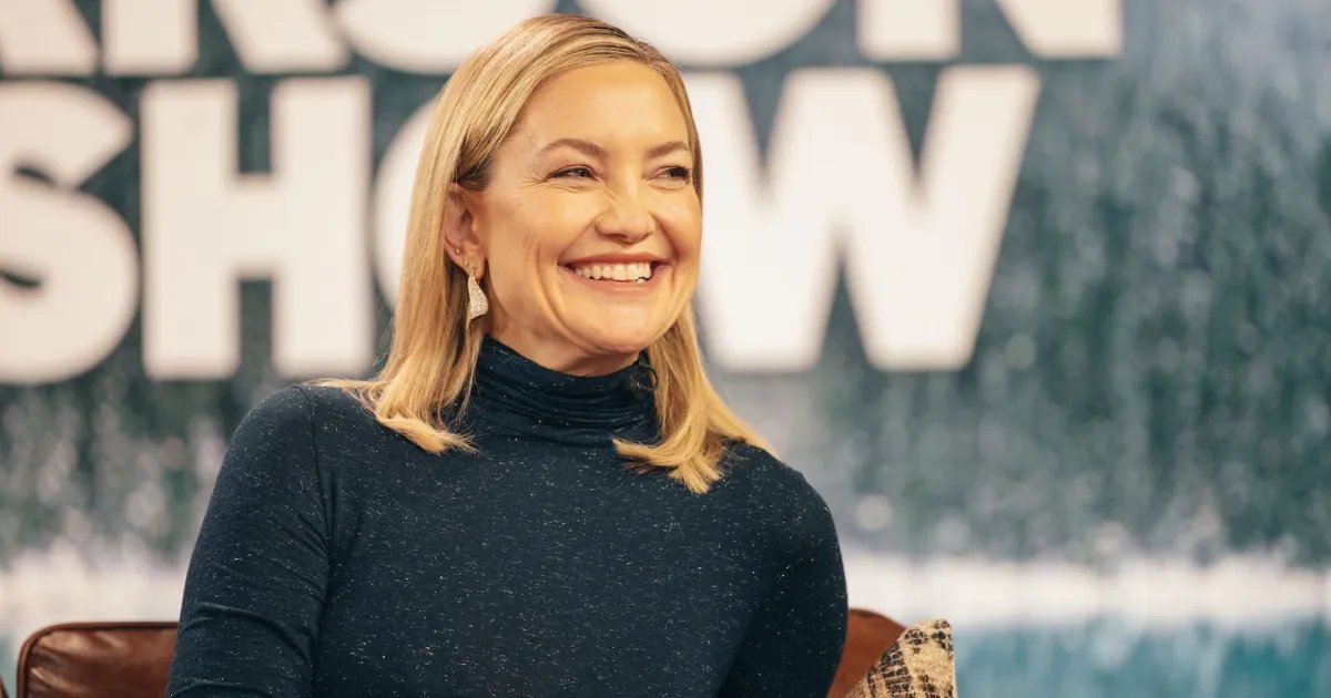 Kate Hudson's Casual Chic Black Bag for a Stroll Through Paris