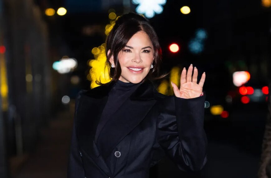 Lauren Sanchez's Chic Burgundy Clutch Adds a Touch of Elegance for Just $36