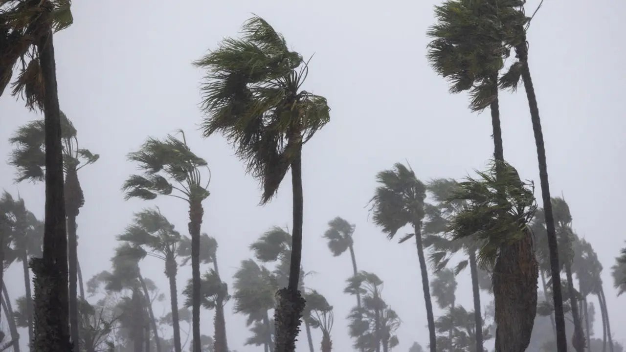 Santa Ana Winds Kick Off Southern California's Weather Changes Before New Year's Rainstorm