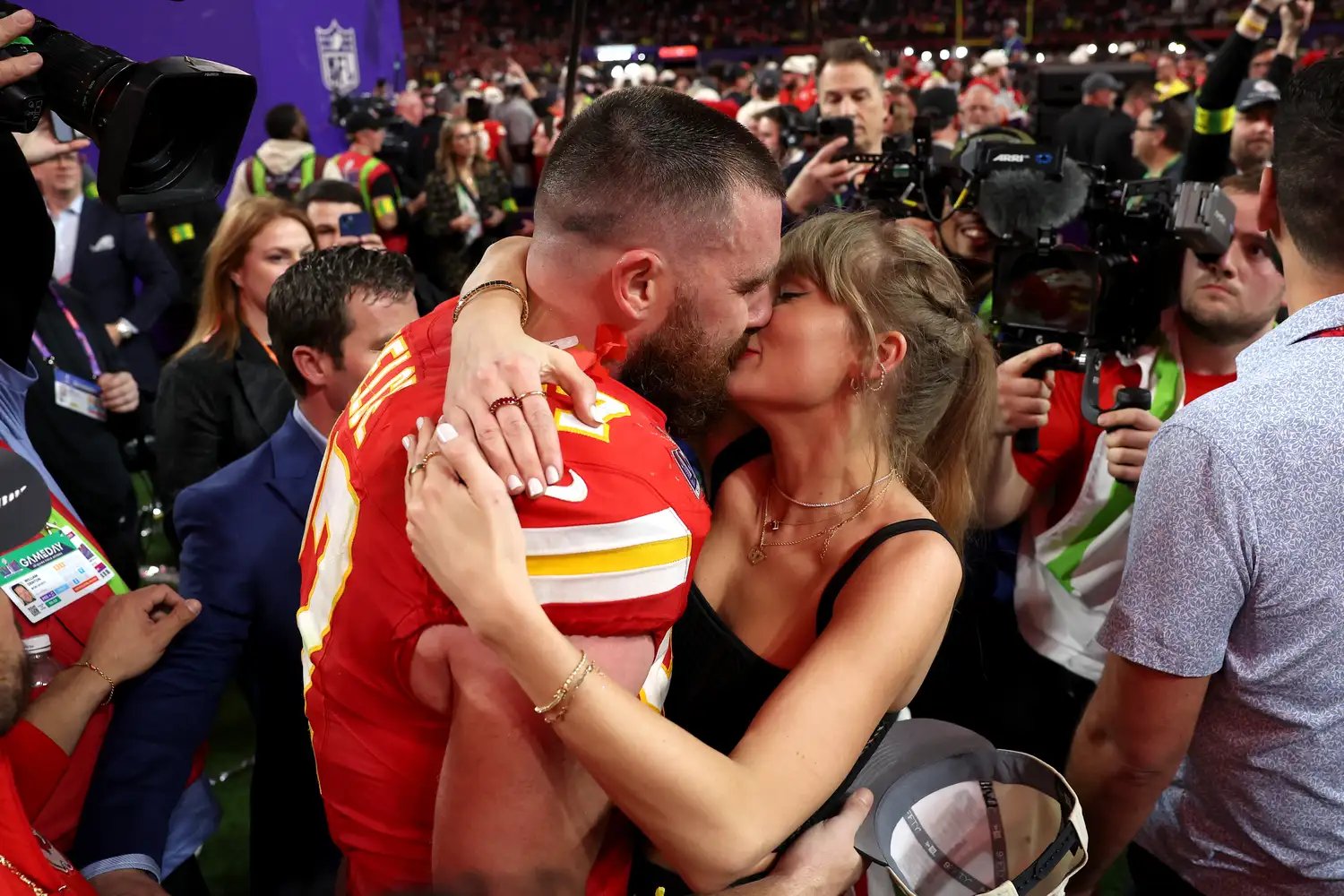 Travis Kelce and Taylor Swift kissing