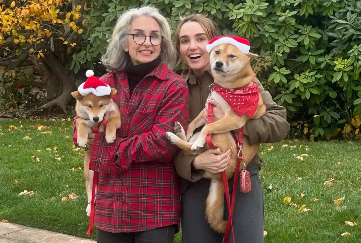 Ellen Gunn, Chloe Fineman, and their dogs