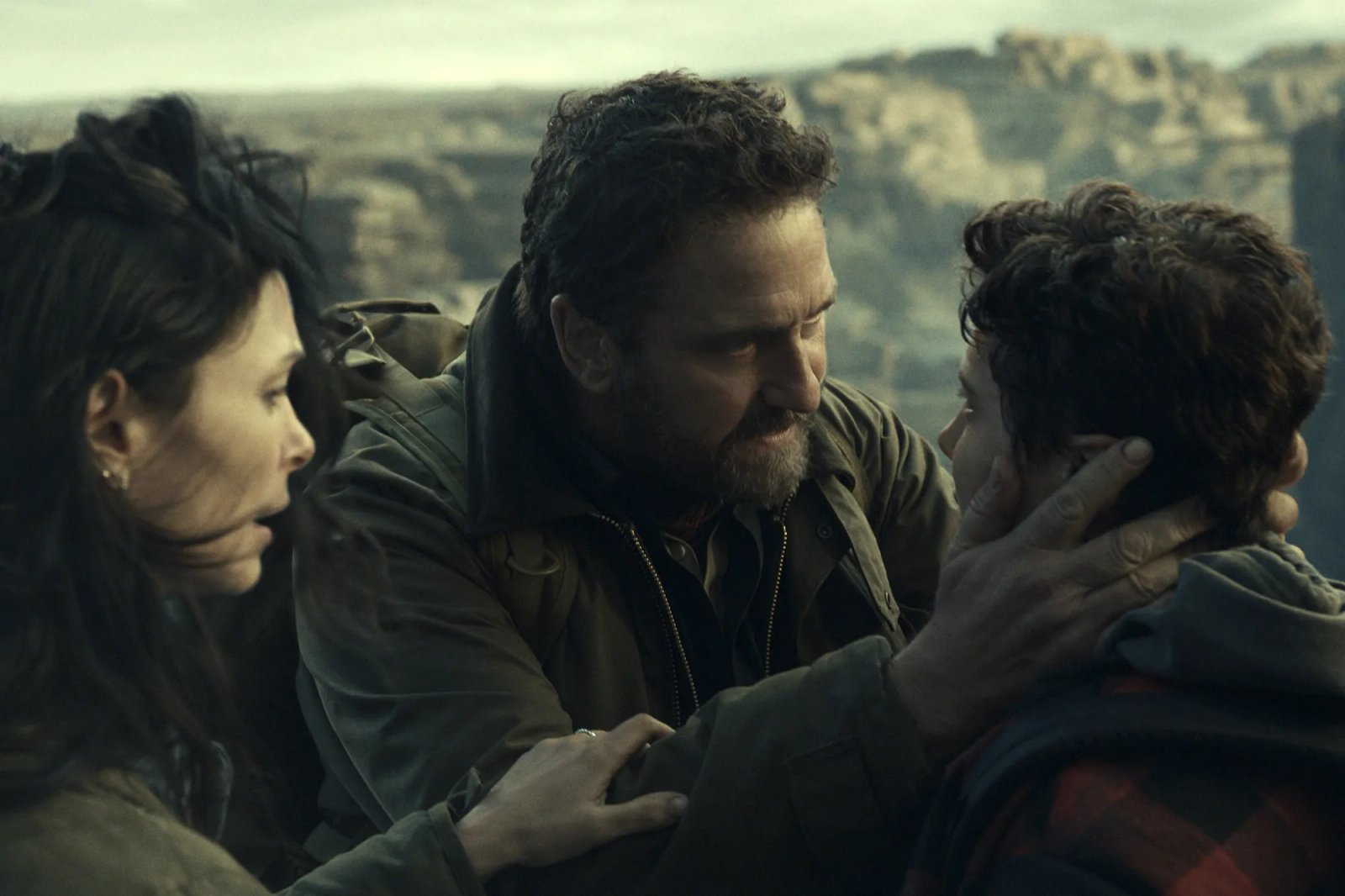 Morena Baccarin as Allison Garrity, Gerard Butler as John Garrity, and Roman Griffin Davis as Nathan Garrity in Greenland 2: 