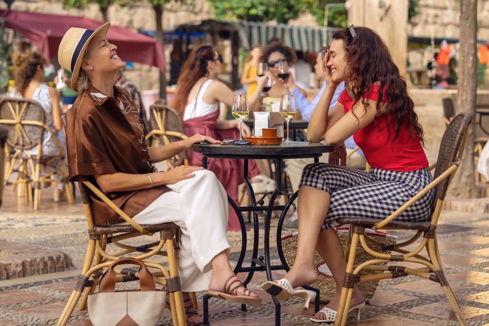 Laura Sanderson (Robin Wright) and Cherry (Olivia Cooke) in The Girlfriend