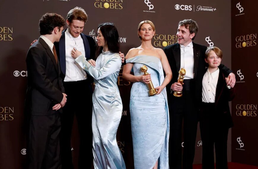 Joe Alwyn Faces Wardrobe Issue at 2026 Golden Globes, Receives Support from 'Hamnet' Co-Stars