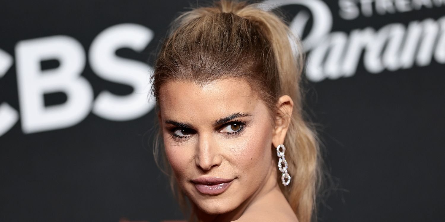 Jessica Simpson Stuns in a Chic Mini Dress with Feather Sleeves and a Trendy Hairstyle