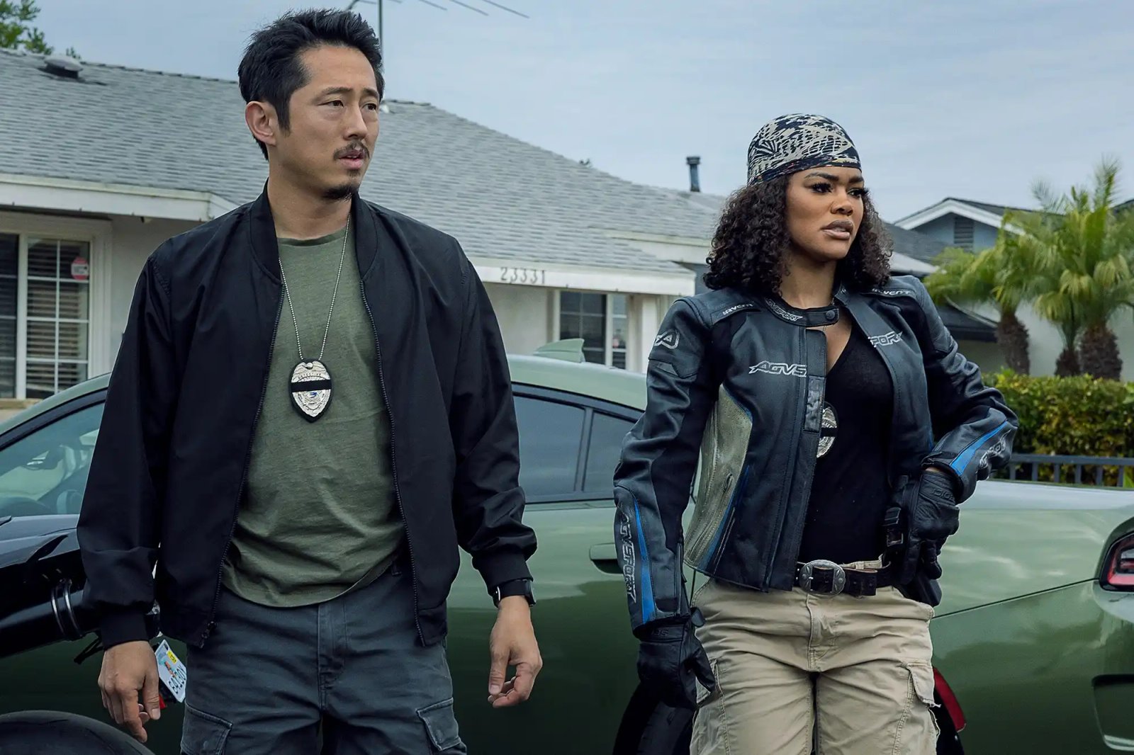 Steven Yeun as Detective Mike Ro and Teyana Taylor as Detective Numa Baptiste in The Rip.