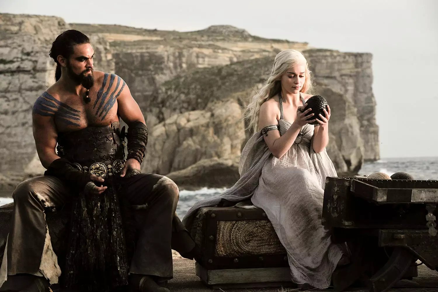 GAME OF THRONES Jason Momoa, Emilia Clarke