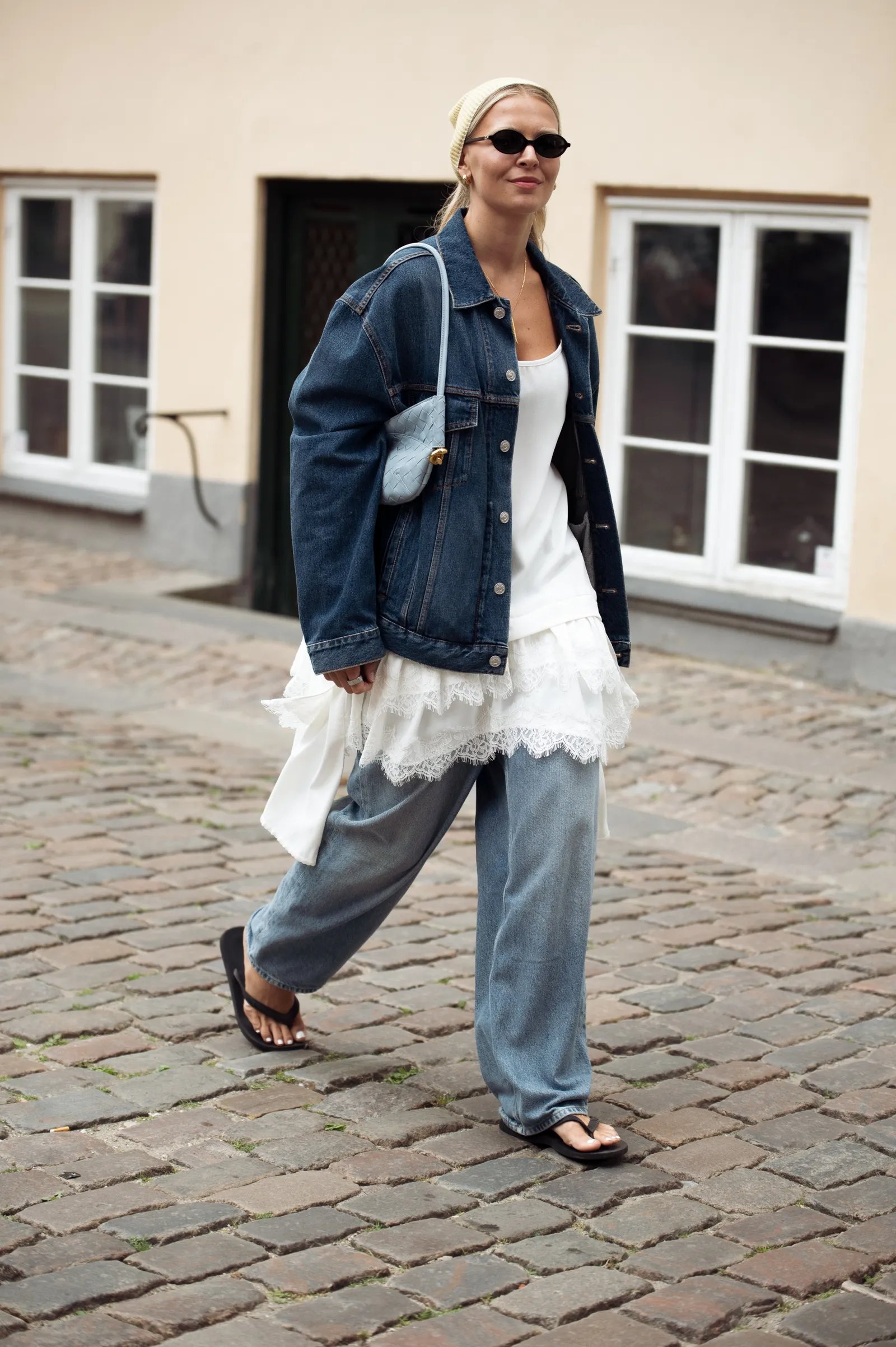 blusa de encaje sobre jeans