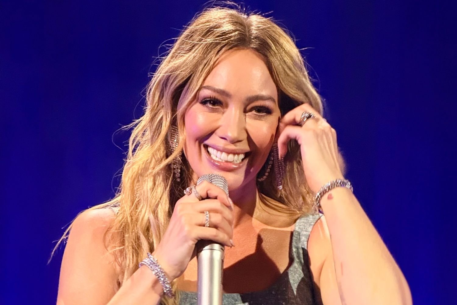 Hilary Duff Sings Lizzie McGuire's 'What Dreams Are Made Of' Live for the First Time in Years at Her Concert