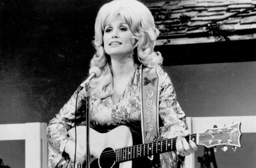 Dolly Parton Reflects on Her Mom's Wisdom About Growing Up in Poverty: Finding Wealth in Love