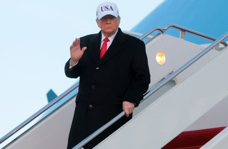 Air Force One Returns to Airport After Takeoff Due to Small Electrical Problem with Donald Trump Onboard