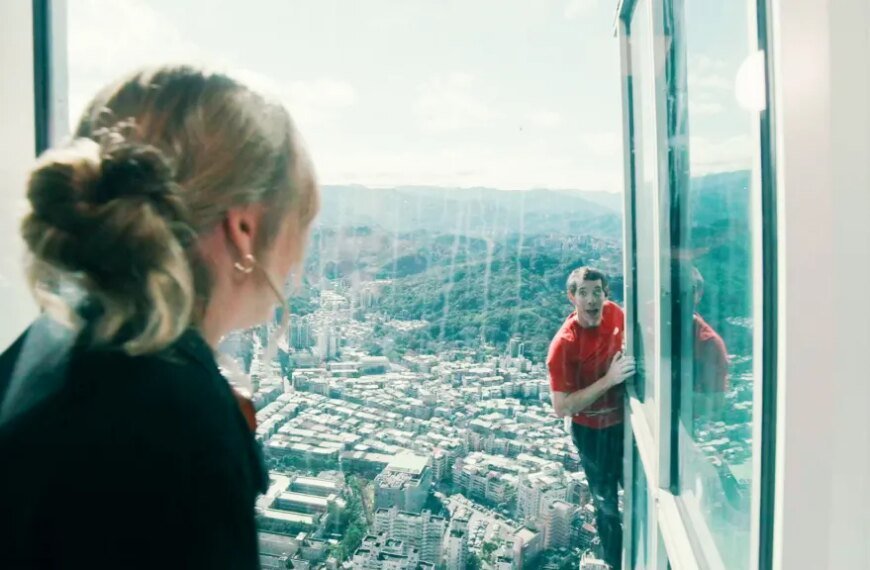 Alex Honnold Climbs Taipei 101 Live on Netflix's ‘Skyscraper Live’