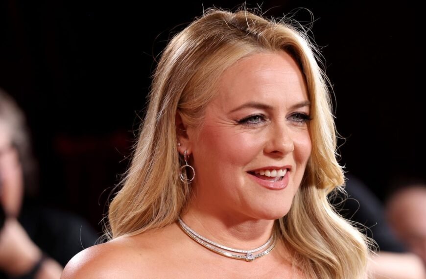 Alicia Silverstone Rocks a Stylish Millennial Hairstyle and a Stunning Red Bodycon Gown at the 2026 Golden Globes