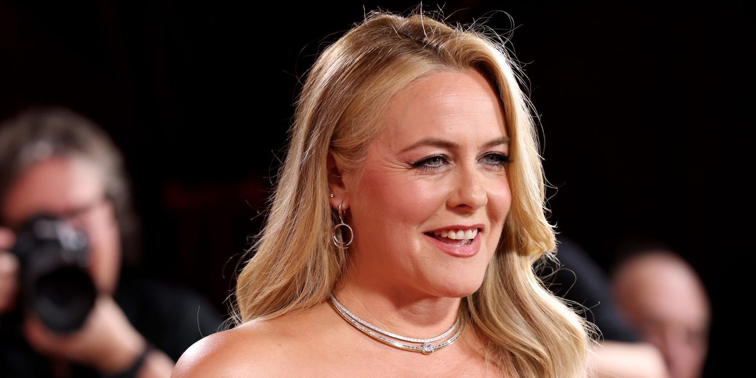 Alicia Silverstone Rocks a Stylish Millennial Hairstyle and a Stunning Red Bodycon Gown at the 2026 Golden Globes