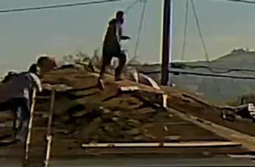 Construction Workers Leap Between Roofs During ICE Raid in Los Angeles County
