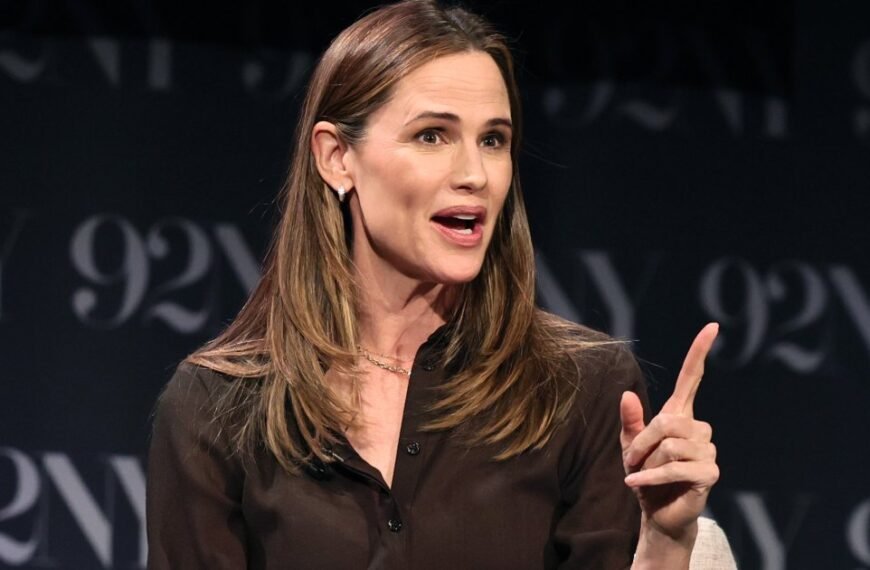 Jennifer Garner's Cozy Winter Coat: Stay Warm and Stylish This Season