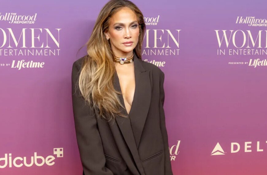 Jennifer Lopez’s Timeless Tweed Blazer: The Perfect Touch for Casual Winter Looks