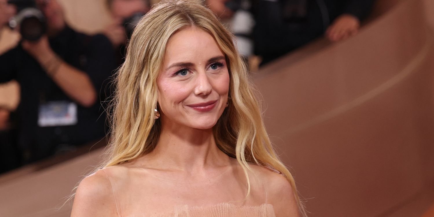 Justine Lupe Shows Bold Style in a Sheer Fringe Dress at the 2026 Golden Globes