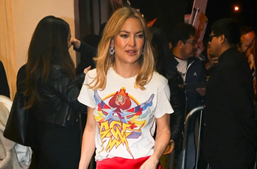 Kate Hudson's Tips for Styling a Graphic T-Shirt in a Chic Way for 2026