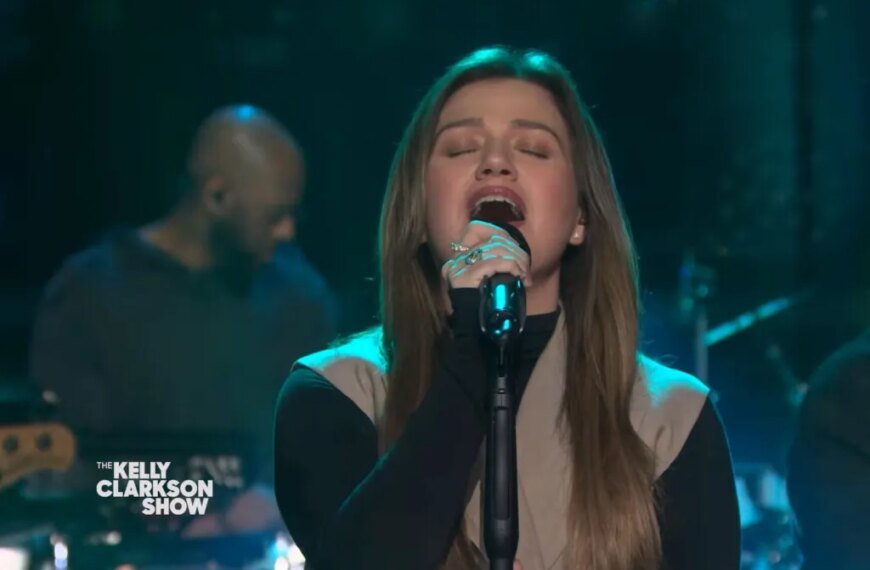 Kelly Clarkson Shines in Her Amazing Kellyoke Cover of KPop Demon Hunters