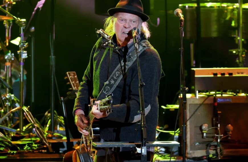 Neil Young Calls Out Tim Cook, Verizon, and T-Mobile for Supporting Trump's Administration