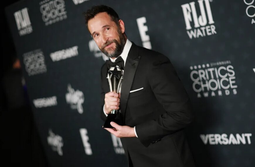 Noah Wyle Expresses Gratitude to Warner Bros. for Career Kickstart During Critics Choice Acceptance Speech