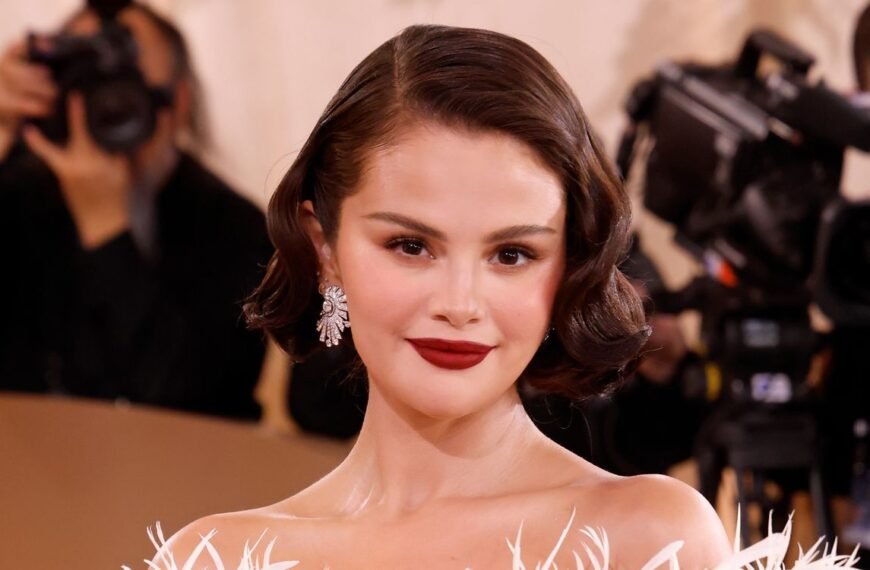 Selena Gomez Shows Off Her Vintage Hollywood Haircut While Dressed in a Towel