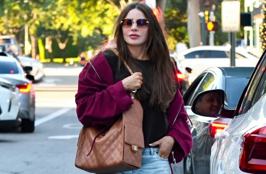 Sofia Vergara Shows How to Style Ripped Jeans for a Chic Look in 2026