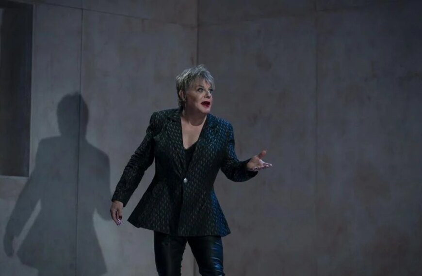 Suzy Eddie Izzard Delivers a Unique One-Person Performance of 'Hamlet' in LA