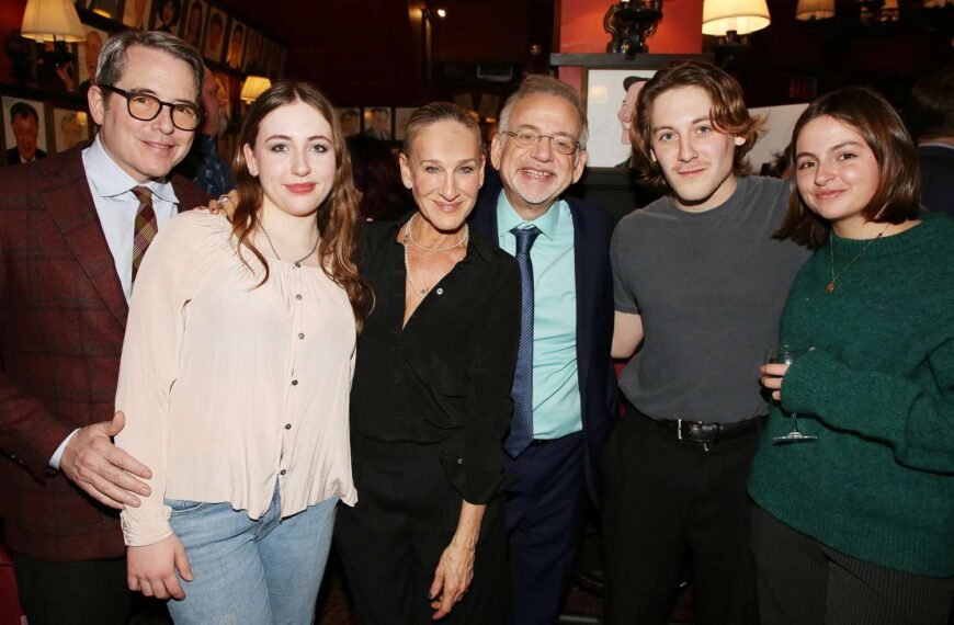 How Sarah Jessica Parker Styles This Office Shirt for Maximum Versatility