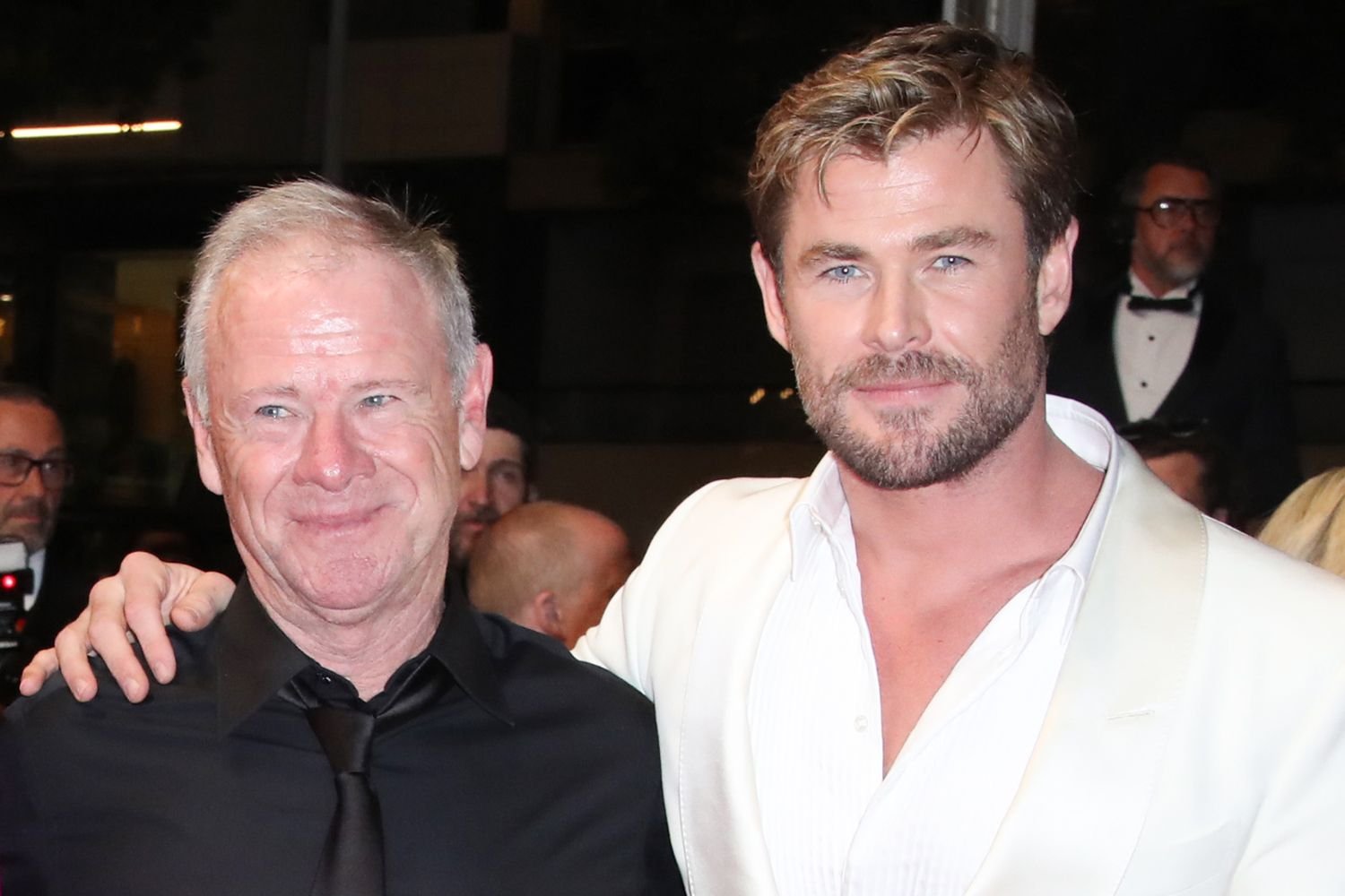 Chris Hemsworth Reflects on Life's Fragility Following His Dad's Alzheimer's Diagnosis