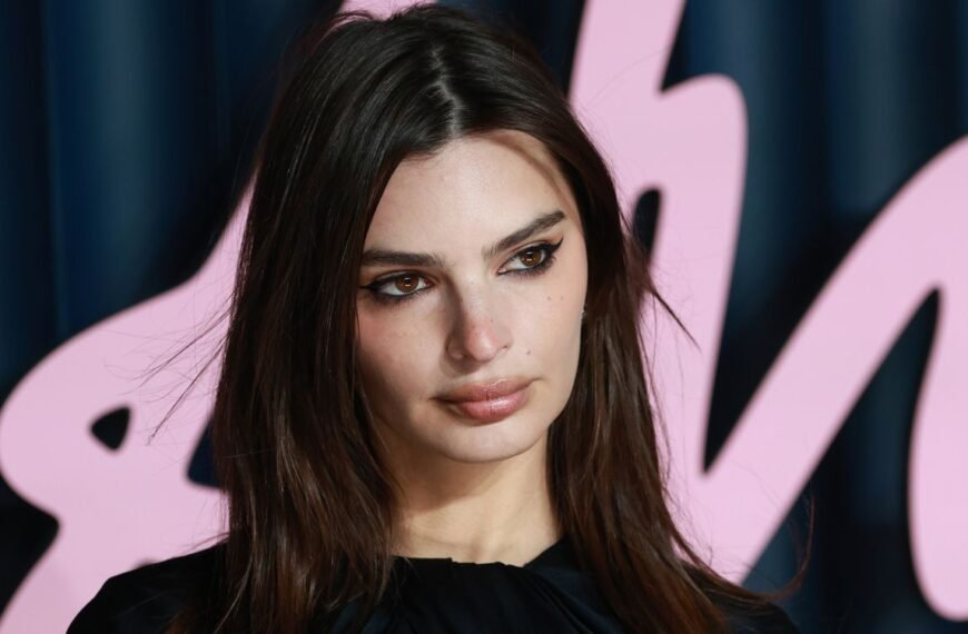 Emily Ratajkowski Dons a Striking Black Bra and Glam Look During Her Flight