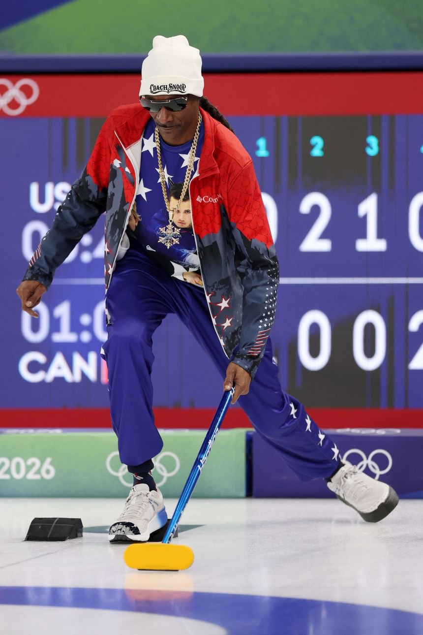 Not content to just watch the action from the sidelines, Coach Snoop tried his hand at curling – dressed in a fittingly patriotic outfit.